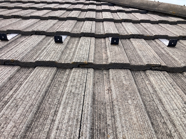 コンクリート瓦下から